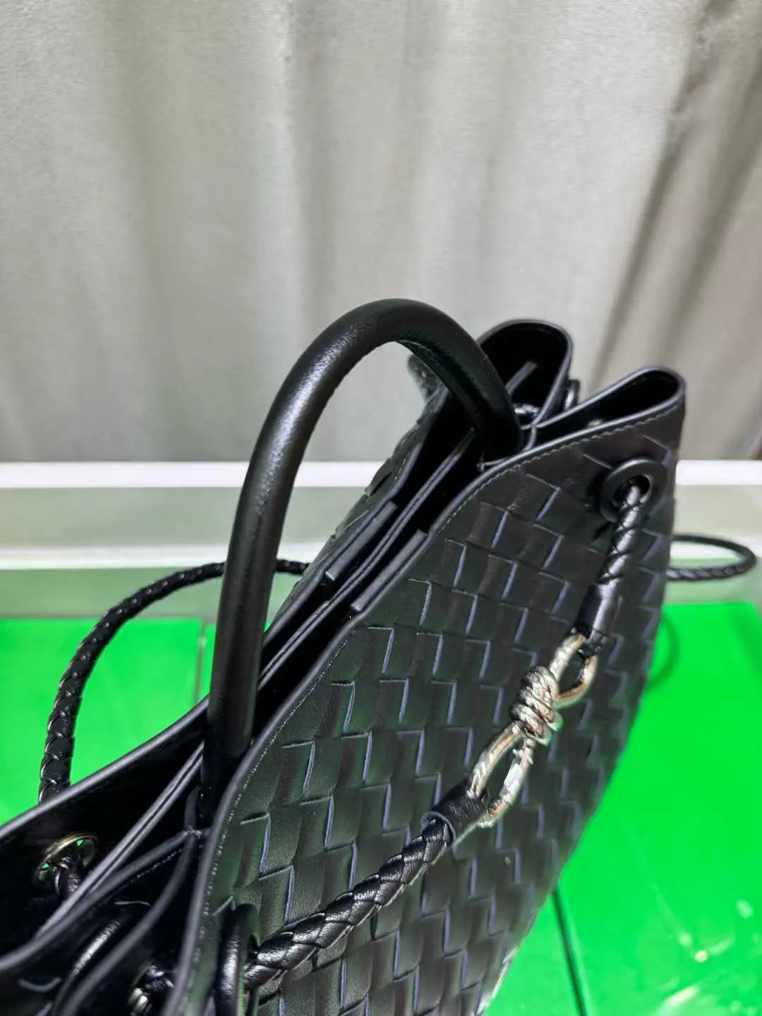 Bottega Veneta 黑色 银色 斜挎包 轻便斜挎款