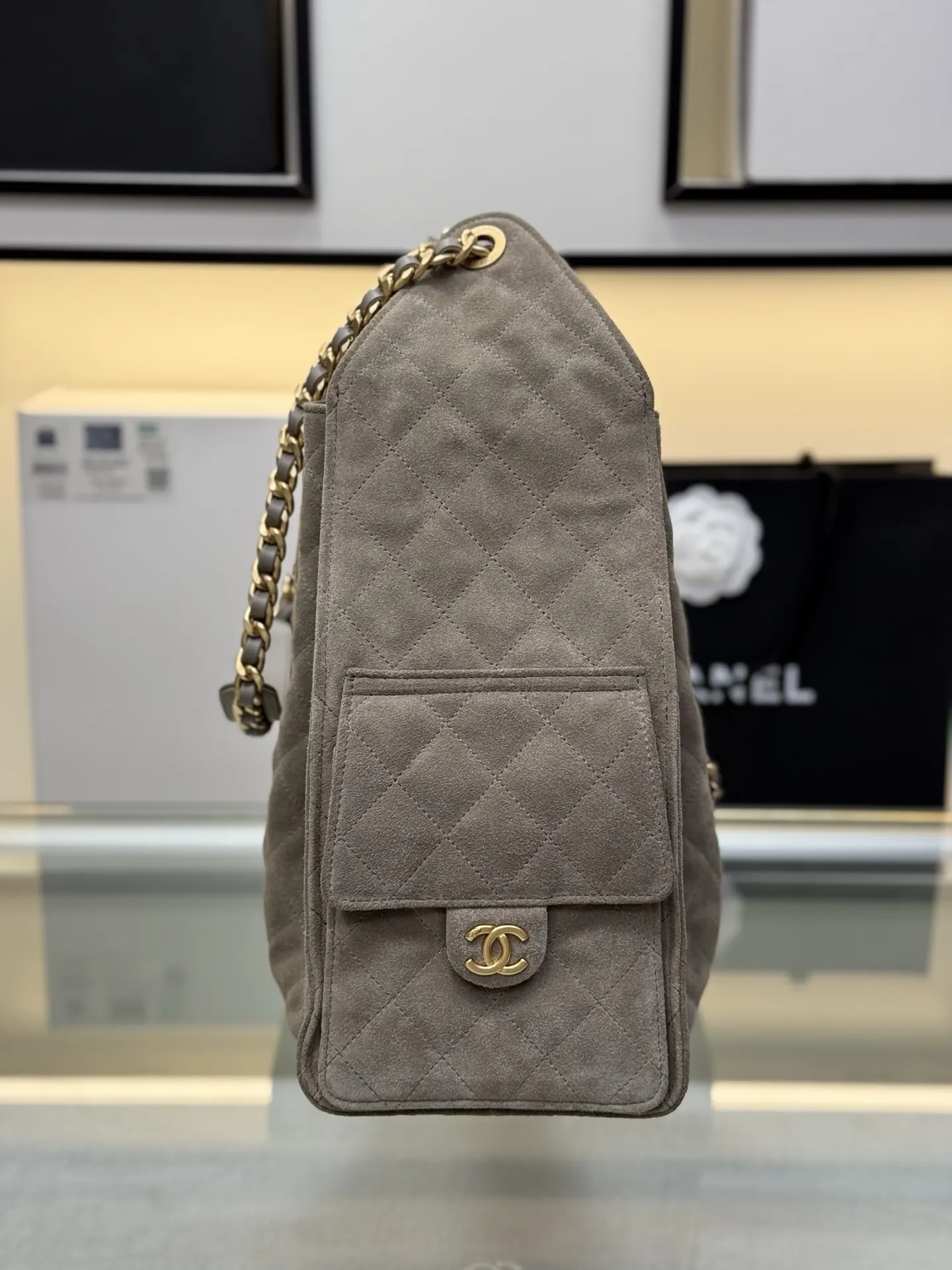 CHANEL 麂皮链条水桶包