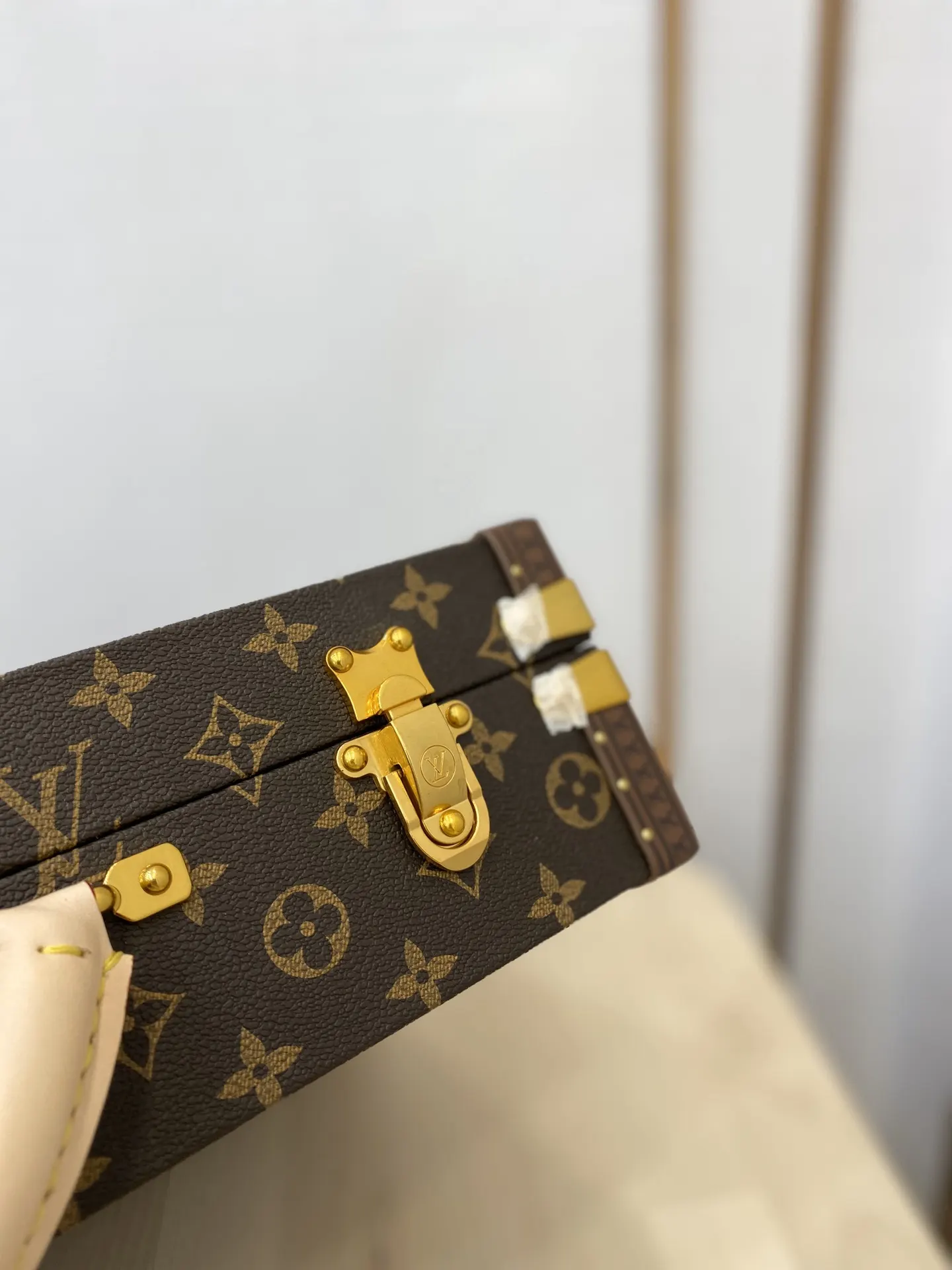金色 Damier 它 一个舒適的真皮手把和一个地址标签 手提包 通勤手提款