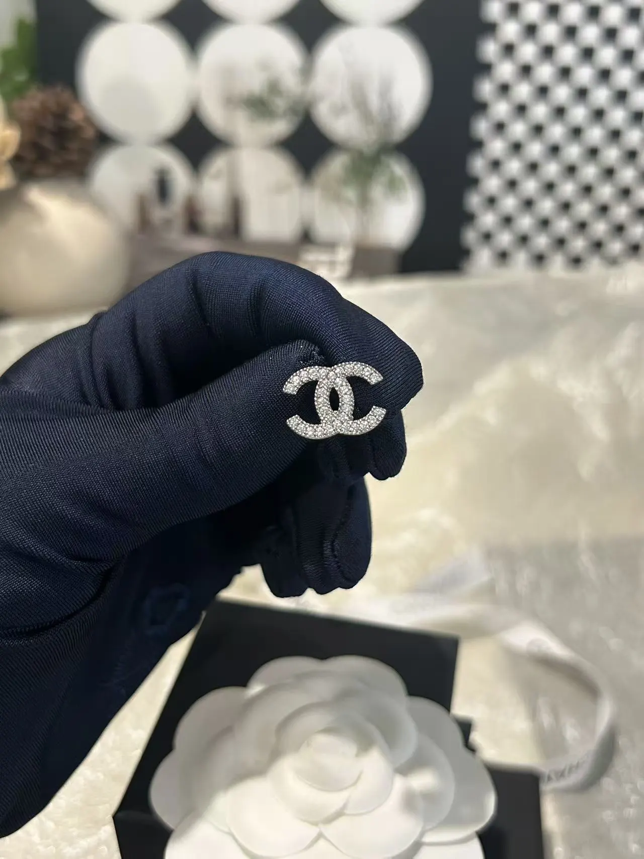 Chanel 银色 满钻 耳钉 小巧点缀 耳饰
