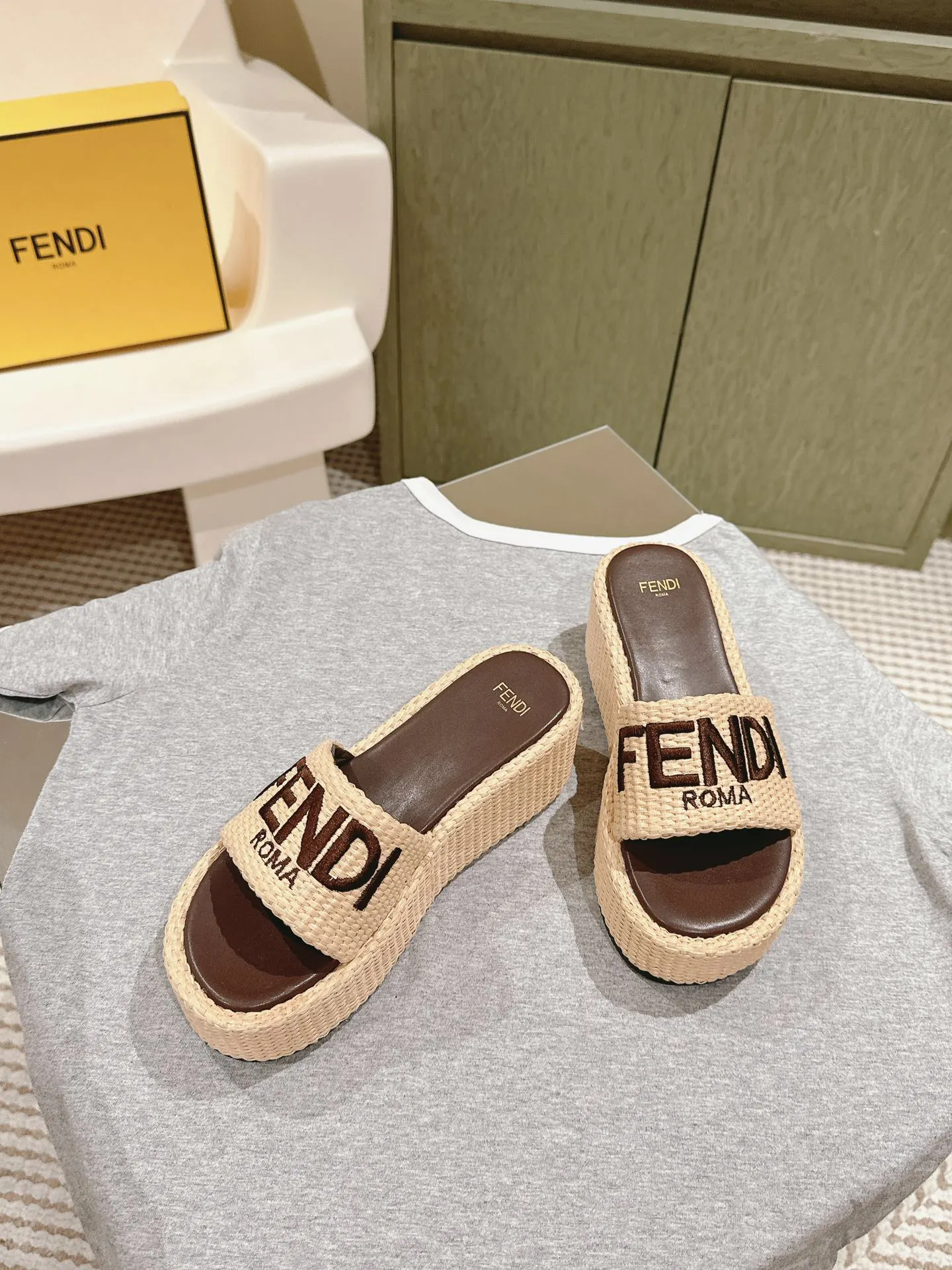 Fendi 厚底 拖鞋 轻便舒適款(數字3) Fendi 厚底 拖鞋 轻便舒適款(數字3)