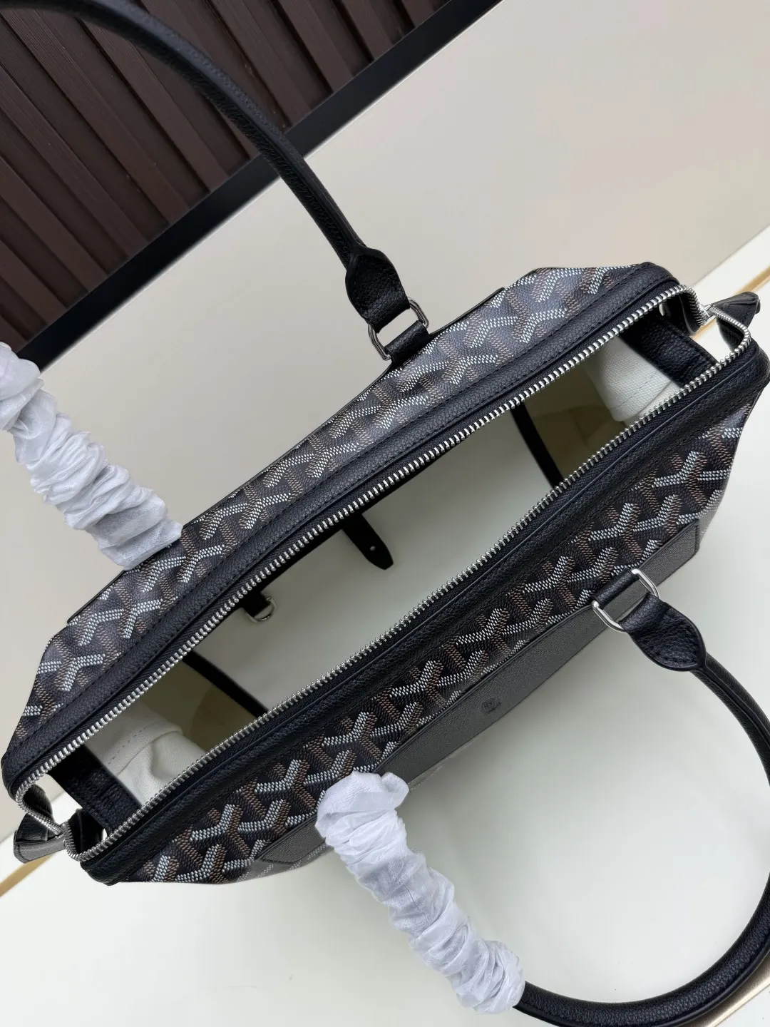 Goyard 它非常适合放置笔记本电脑 平板电脑或文件 公文包 商务通勤款