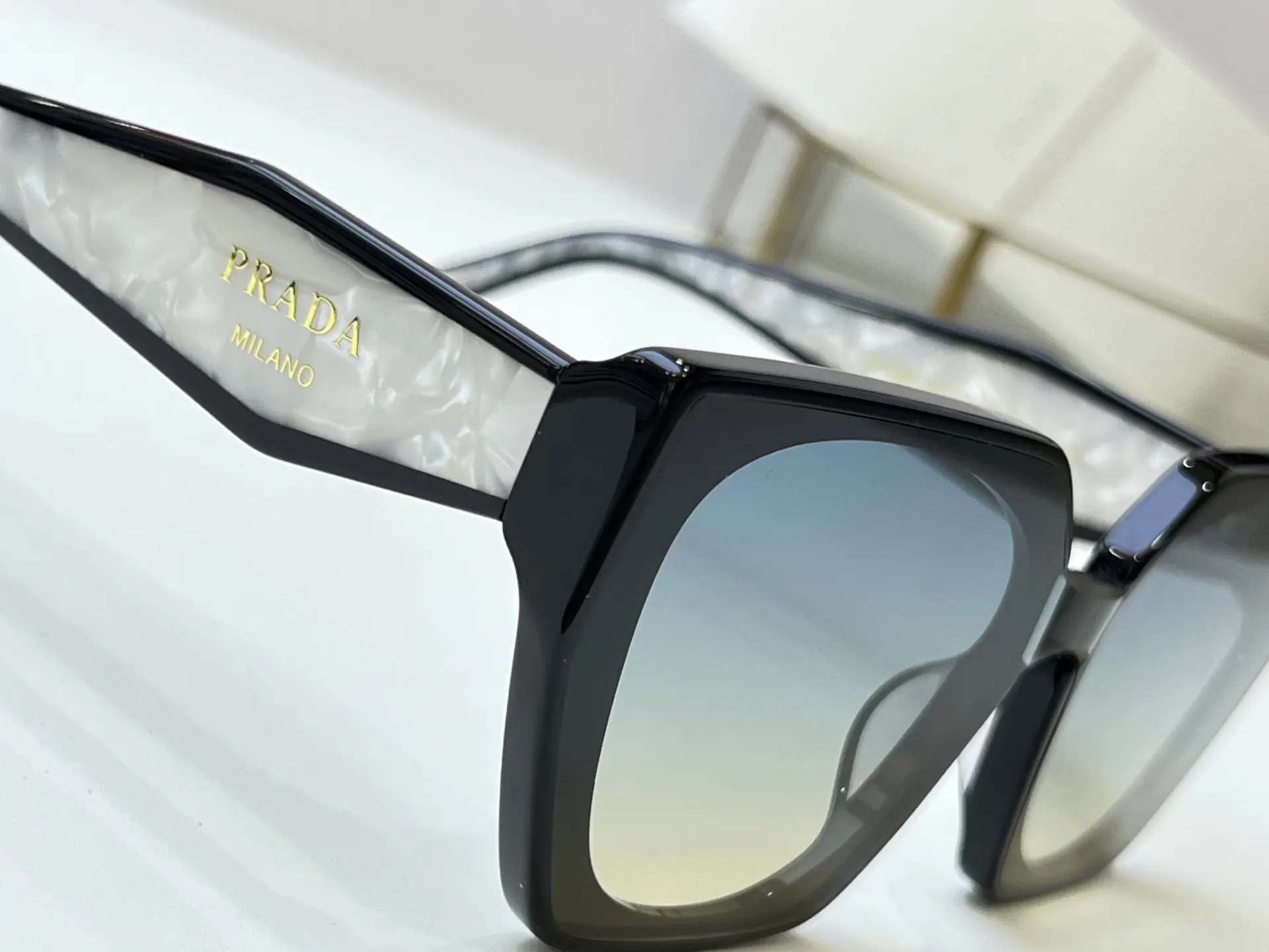 Prada PR205VS 太陽鏡