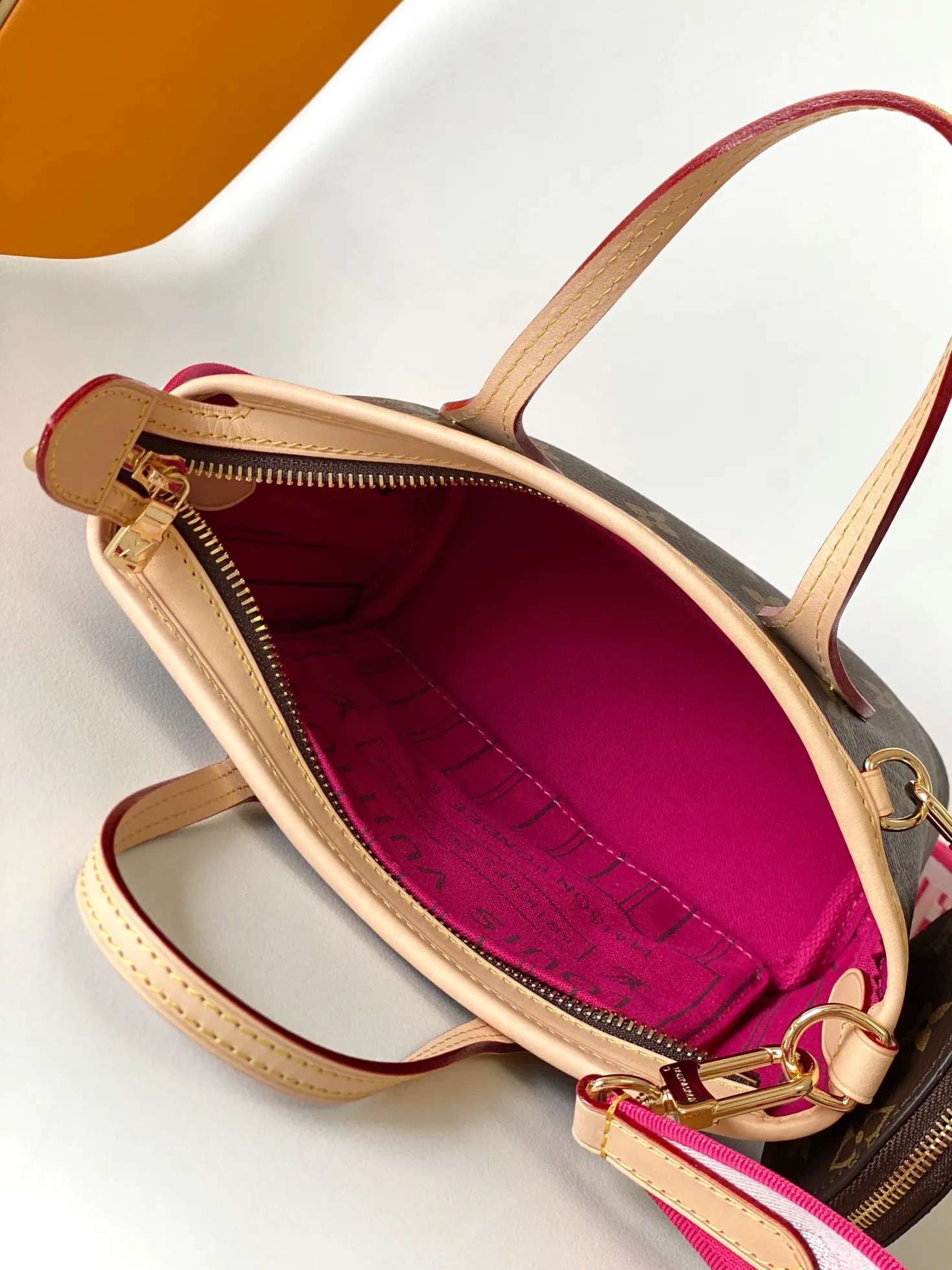Neverfull 卡其 杏色 牛皮 手拿包 精致手拿款