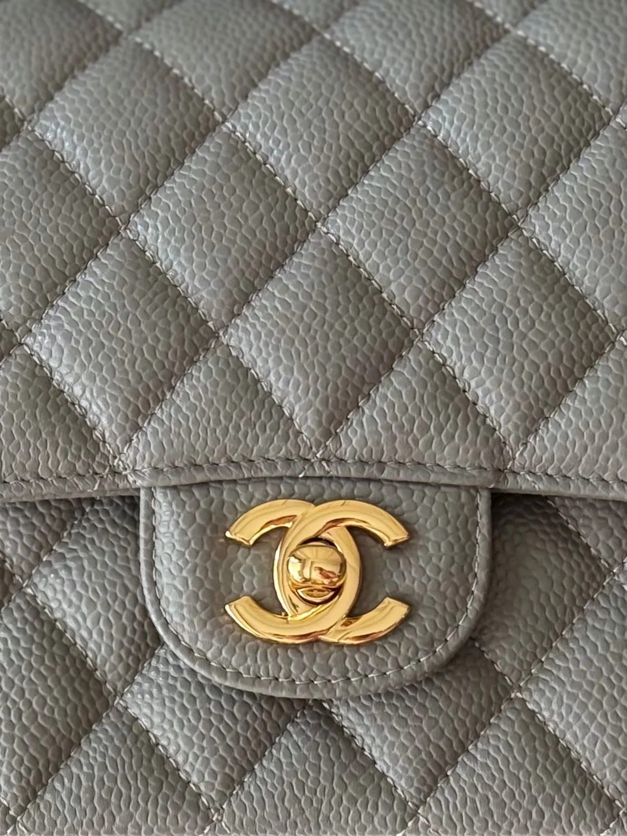 Chanel 深灰色魚子醬牛皮翻蓋鏈條包 金扣