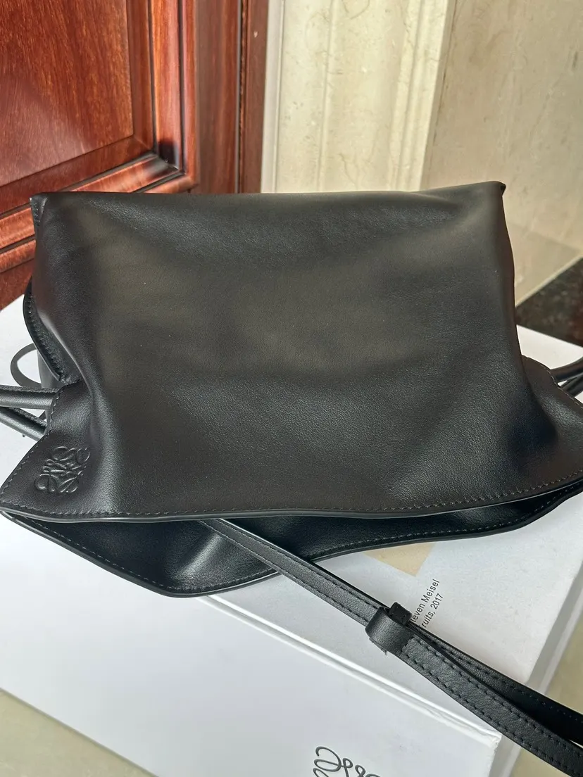 Loewe 黑色 小牛皮 手拿包 精致手拿款