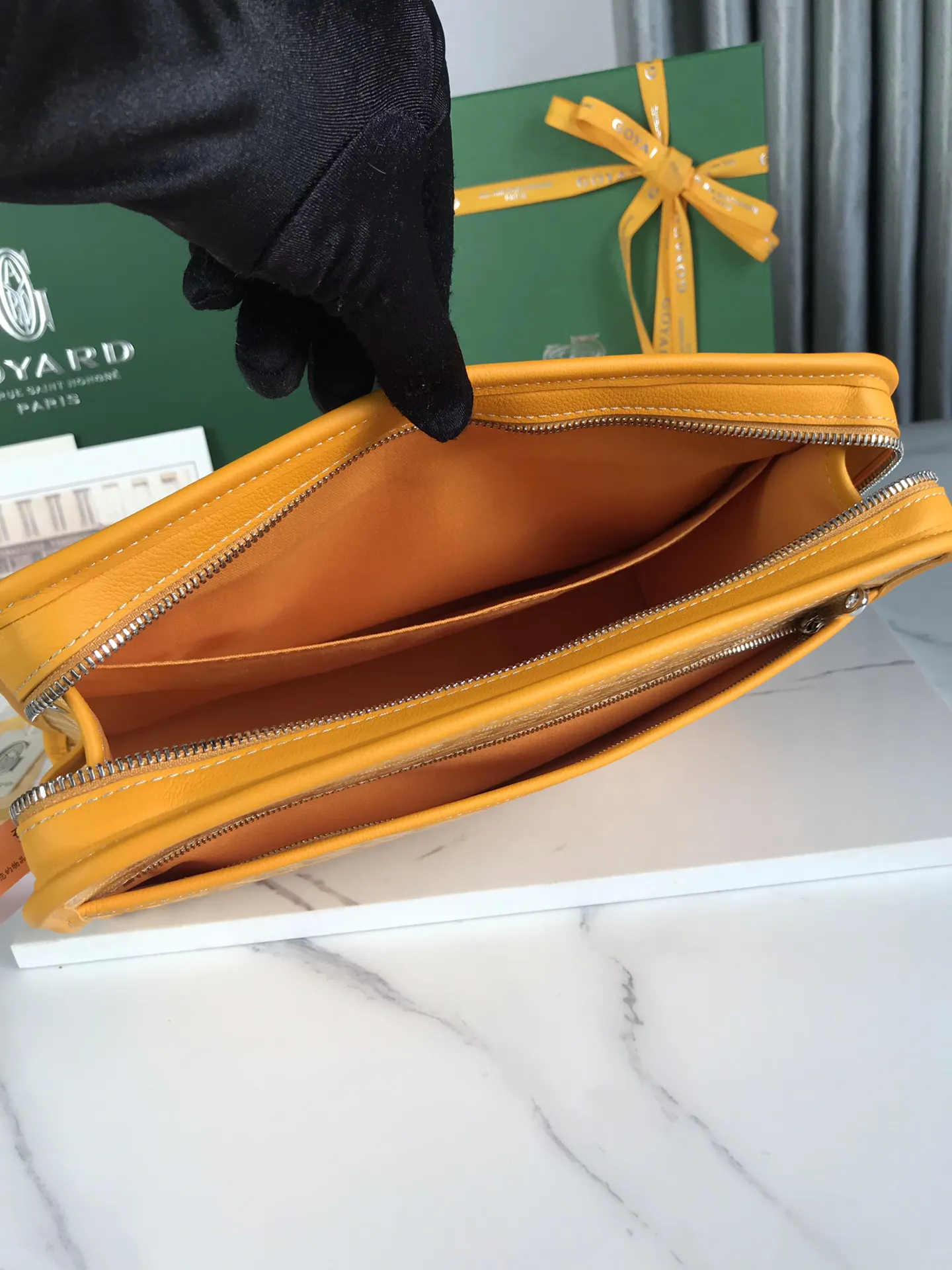 Goyard 黃色 牛皮 手拿包 精致手拿款(數字9) Goyard 黃色 牛皮 手拿包 精致手拿款(數字9)