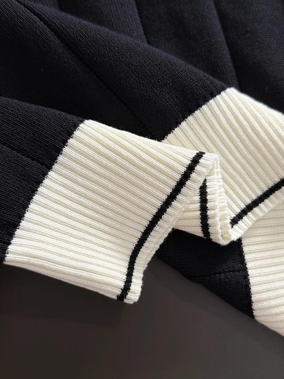 Burberry Embroidery Cotton Knitwear Textured Knit Image 4 Burberry Embroidery Cotton Knitwear Textured Knit Image 4