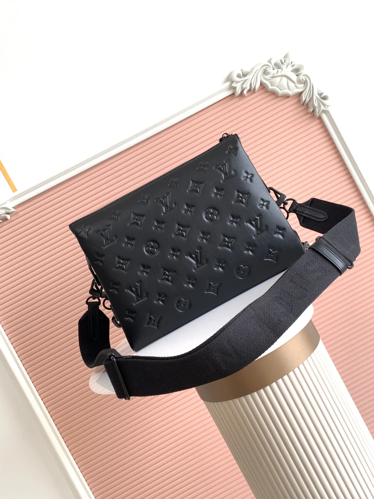 LV black, chain bag, shoulder crossbody model Image 3 LV black, chain bag, shoulder crossbody model Image 3