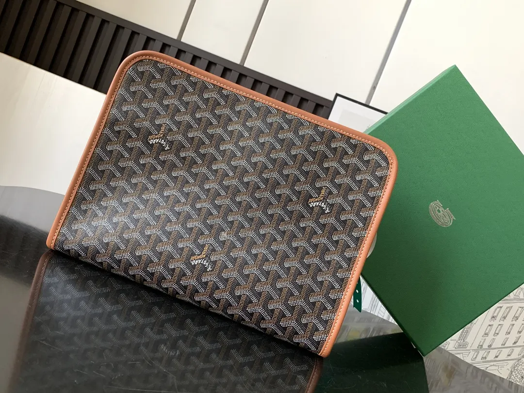 Goyard 其防水棉布衬里易于清洁 可通过其外部挂环将其挂在任何 化妆包 便携收纳款