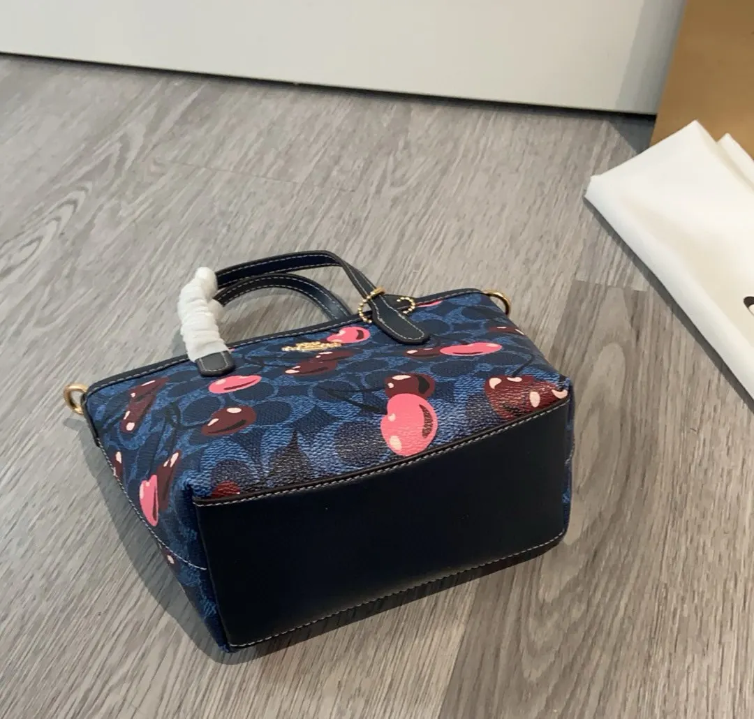 Coach 樱桃Mini City迷你小托特斜挎饺子包C 托特包 大容量托特款