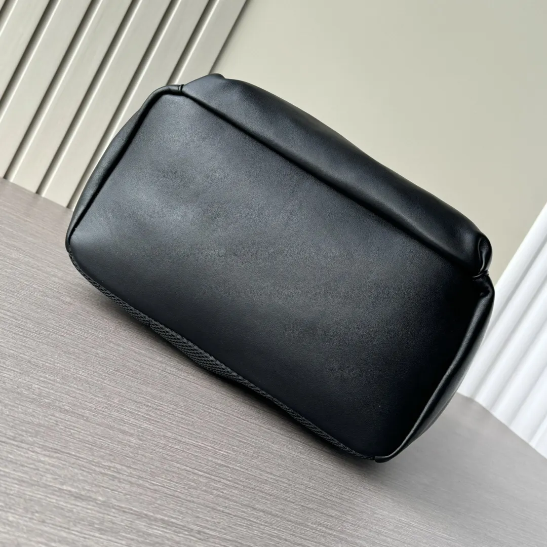 PRADA 黑色 牛皮 Logo 双肩背包 轻便实用款