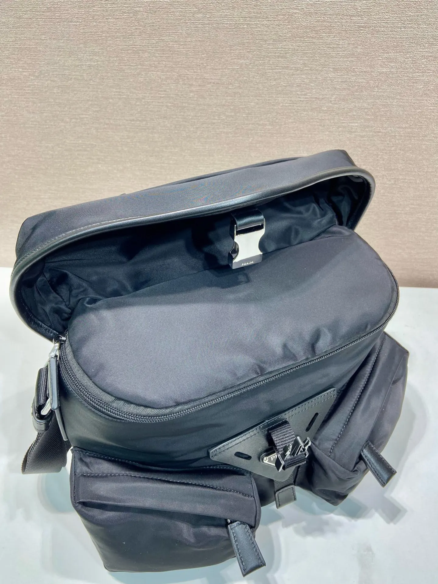 PRADA Re-Nylon尼龙 斜挎包 日常通勤款