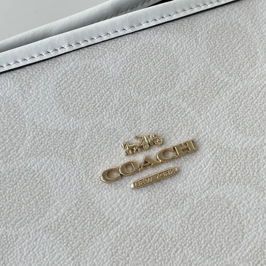 Coach 老花 帆布 新奥莱款双面托特包 的老花图案可以 大容量托特款