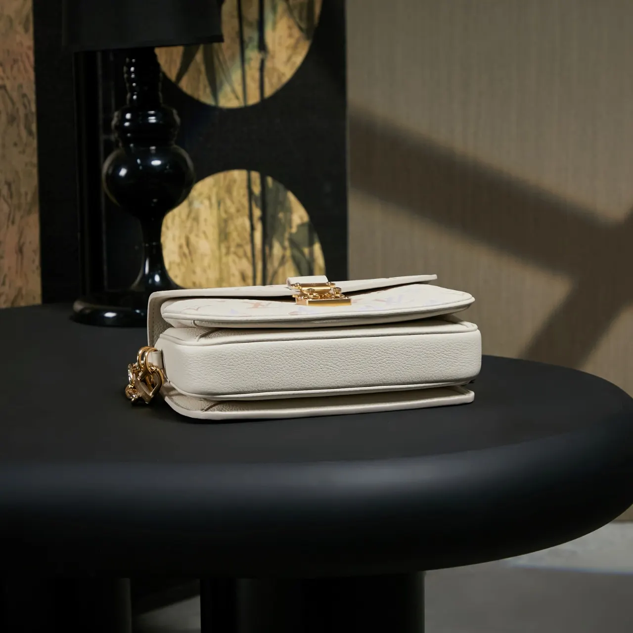Louis Vuitton M25682 链条包