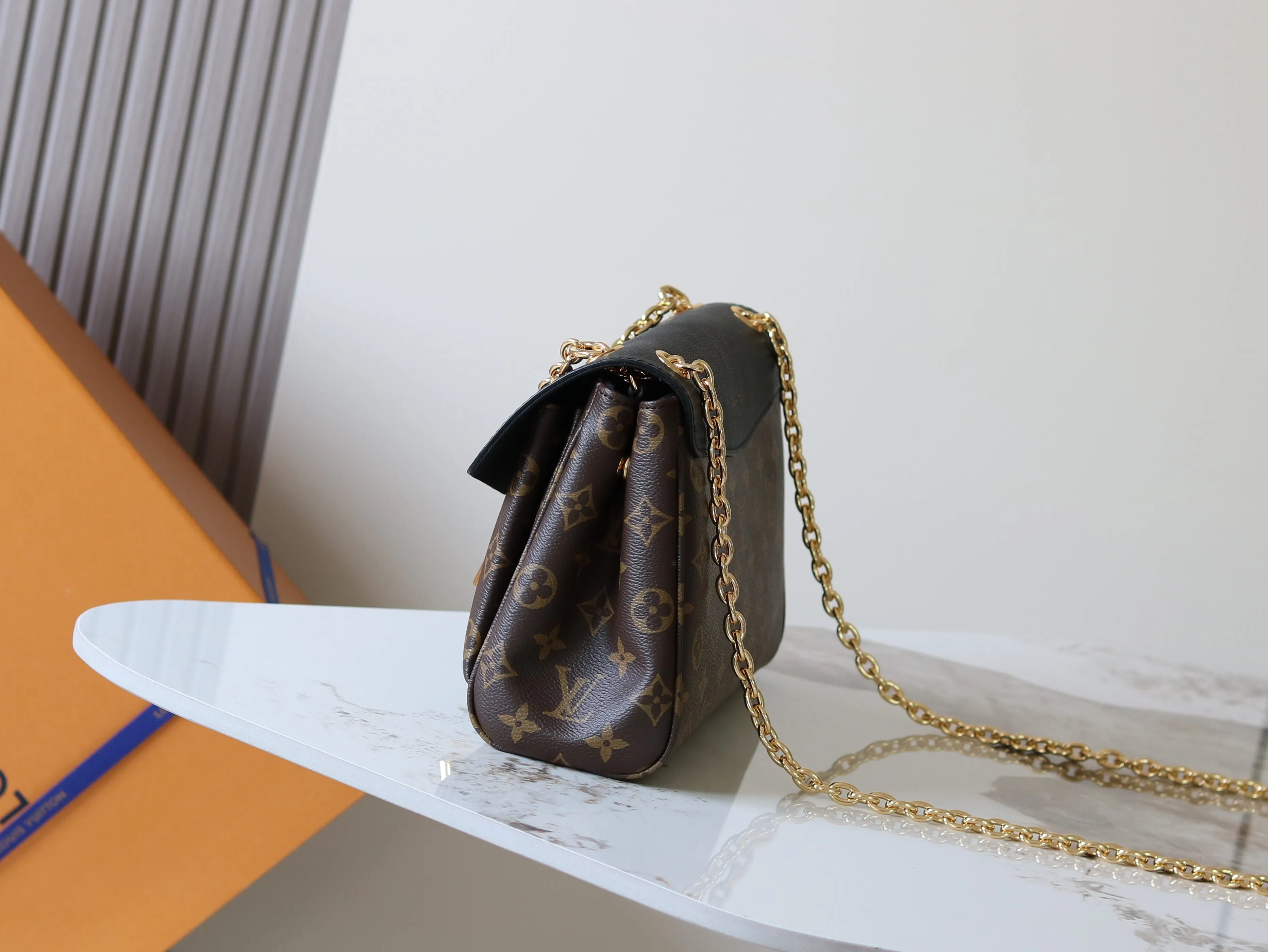 LV black and brown color scheme chain bag, shoulder crossbody model Image 2 LV black and brown color scheme chain bag, shoulder crossbody model Image 2