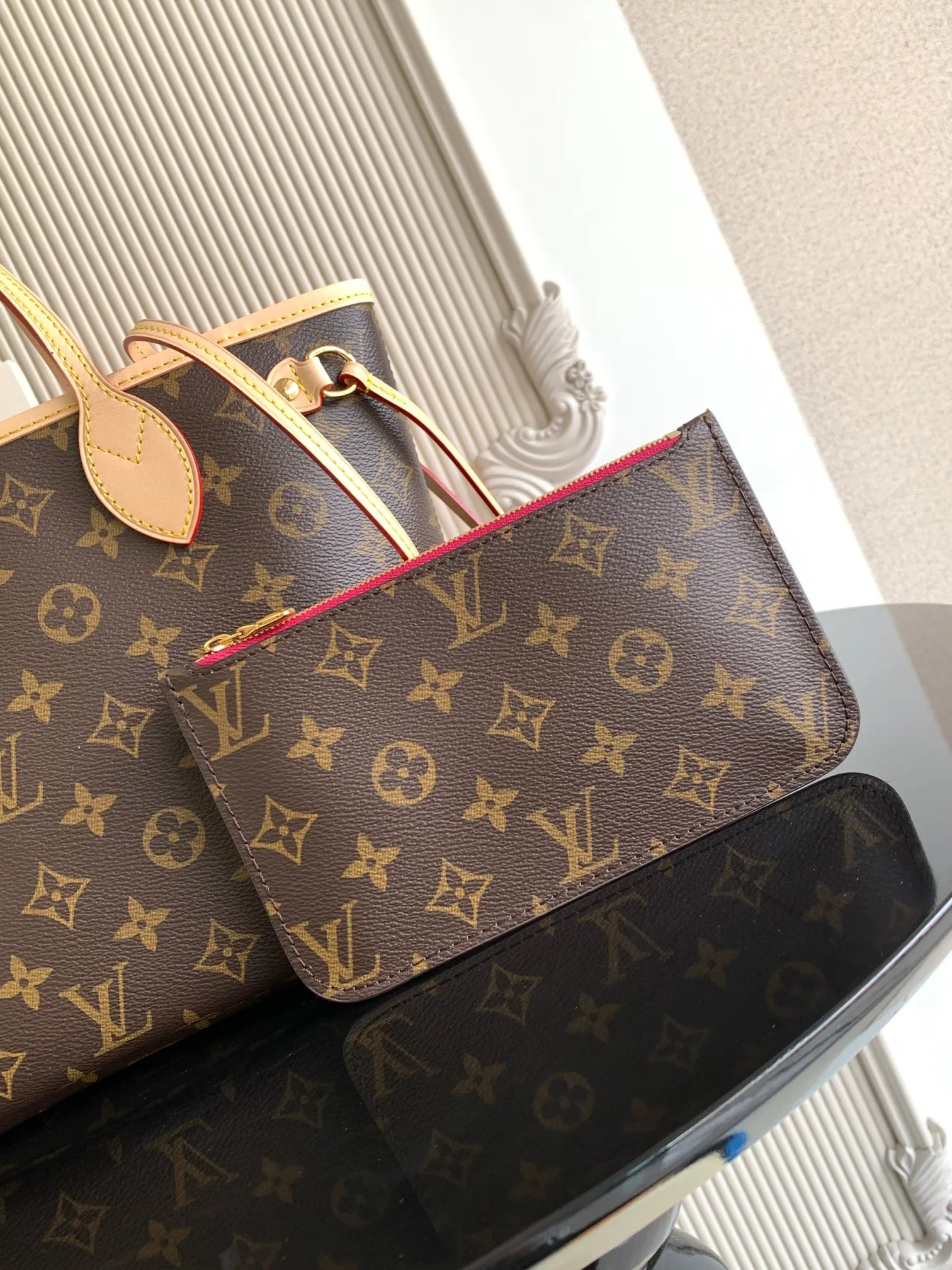 牛皮 两侧饰带无论束紧或舒展 均可展现别样风采 托特包 大容量托特款