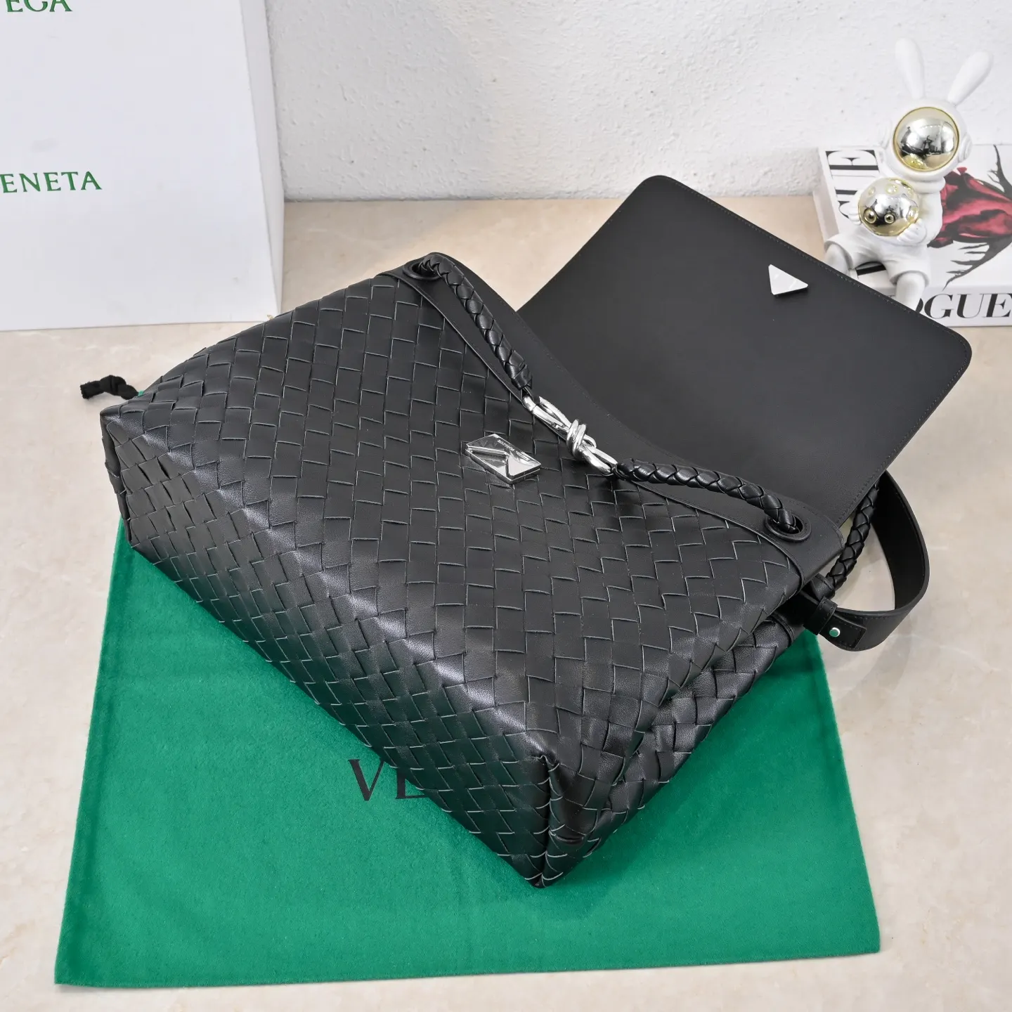 Bottega Veneta 小牛皮 斜背包 輕便斜挎款
