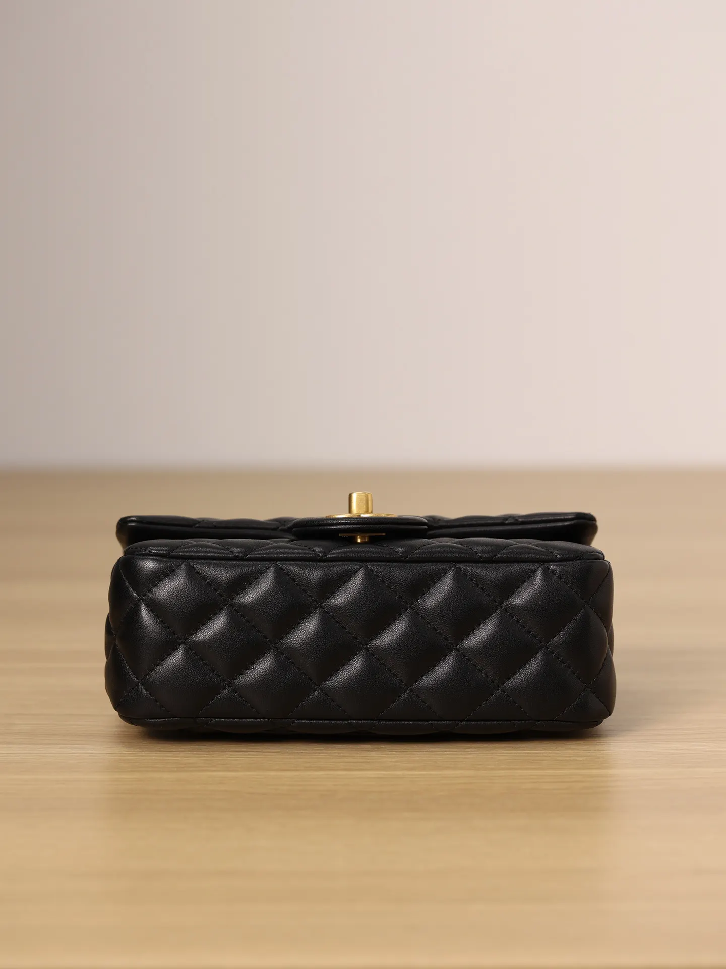 CHANEL 黑色 羊皮 斜挎包 轻便斜挎款