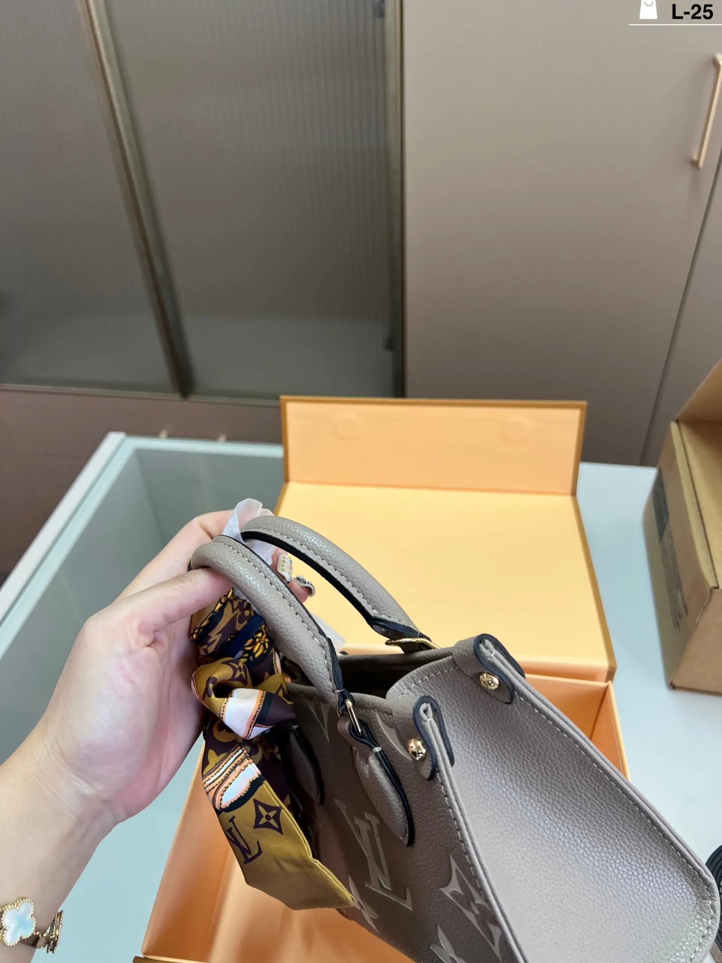 LV 丛林托特包 奢华与經典的大象灰托特 包型方正挺括 非 大容量托特款