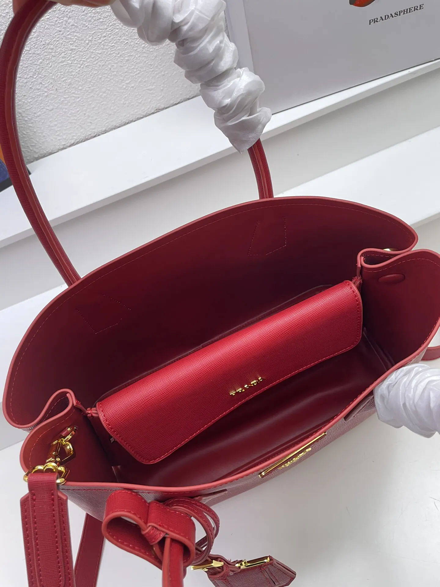PRADA Saffiano十字纹牛皮 购物袋 轻便实用款