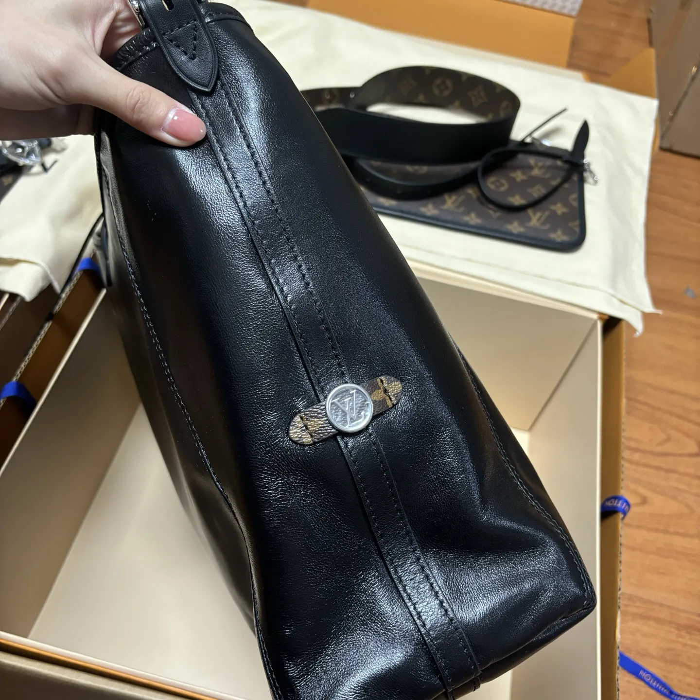 CarryAll 羊皮 自然光拍摄真正的渠道 我们确保所有材料 水桶包 休闲水桶款