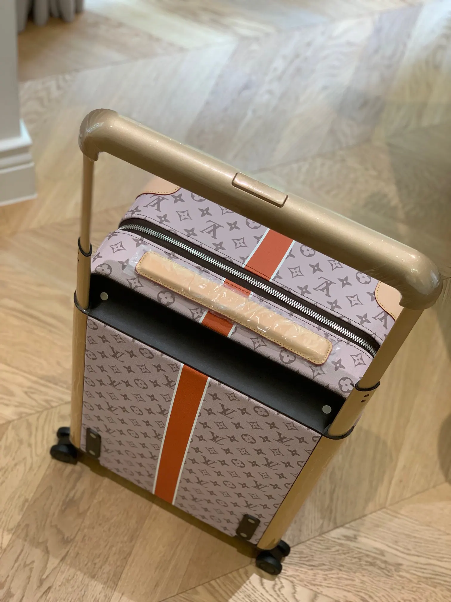 LV 赠送 保护套一个 防尘袋一个 共 只 行李箱 旅行拉杆款 輕便出行款