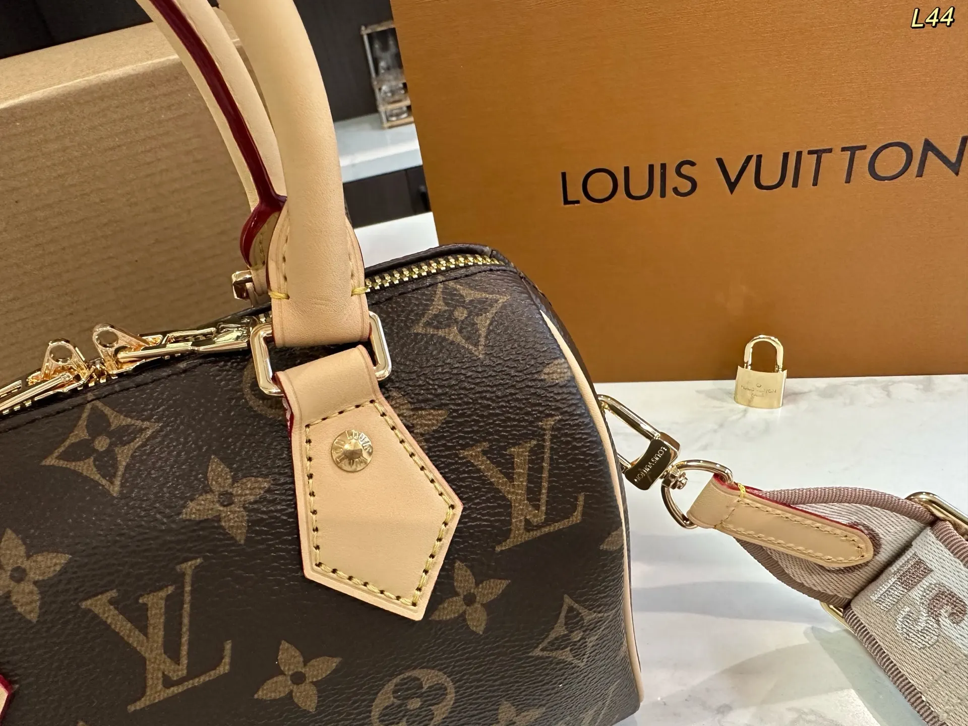 LV Speedy 老花 金色 牛皮 斜背包 輕便斜挎款
