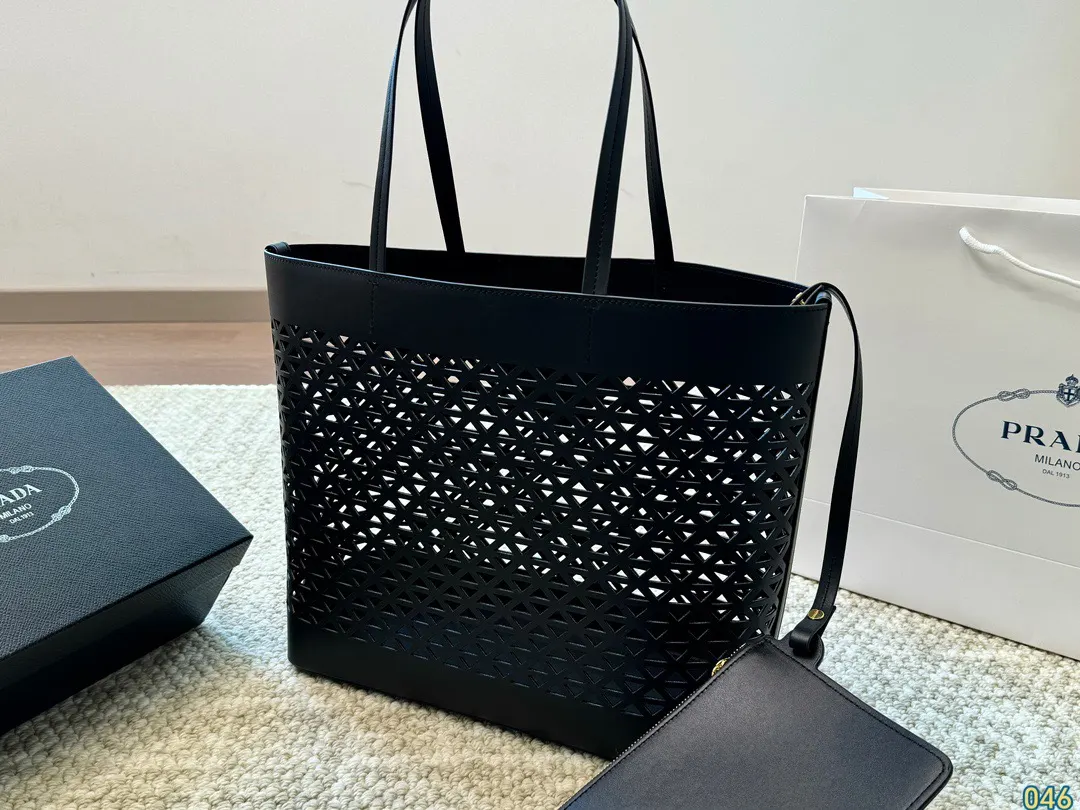Prada 菱格镂空托特包 質感很高級 容量 大也很耐 大容量托特款(數字9) Prada 菱格镂空托特包 質感很高級 容量 大也很耐 大容量托特款(數字9)