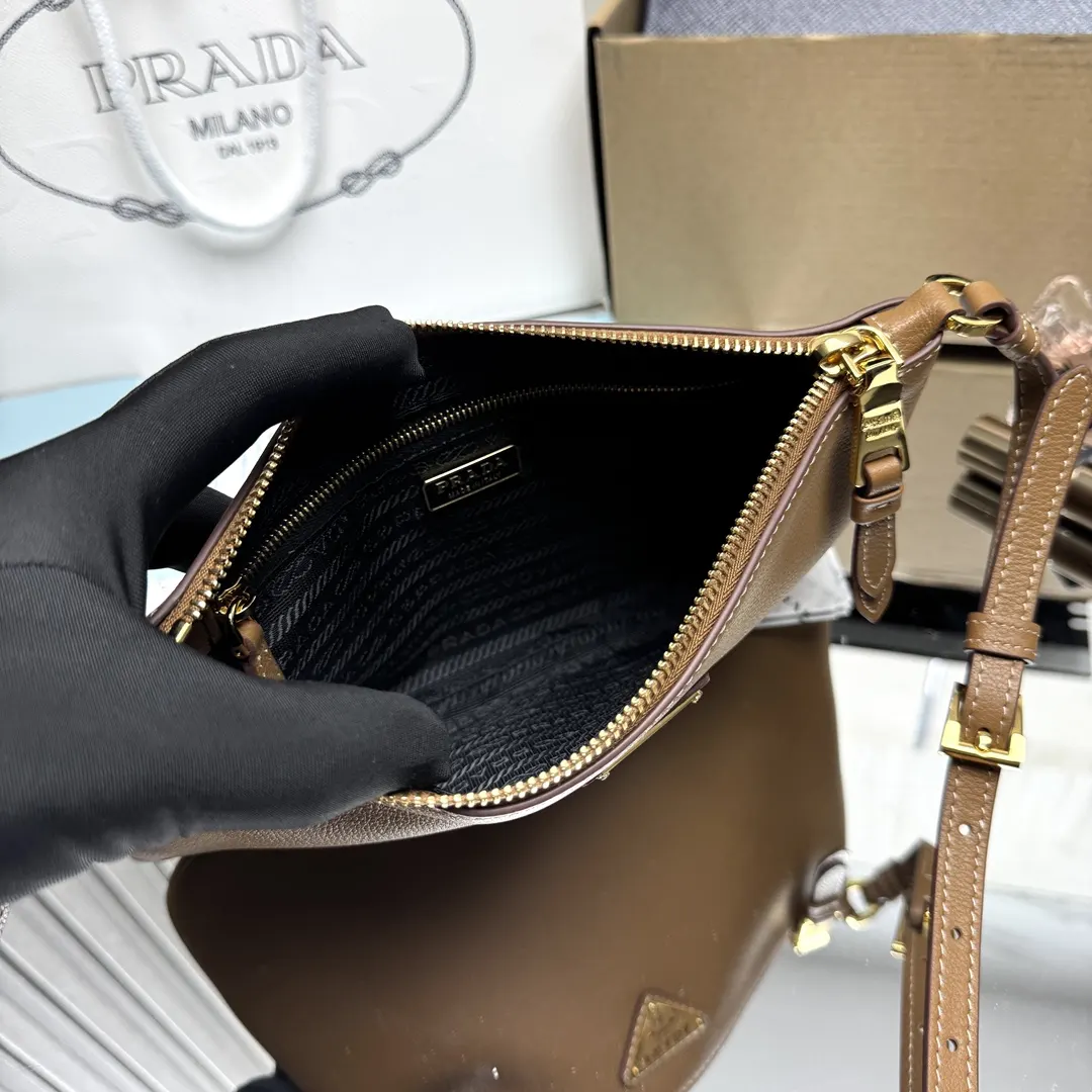 PRADA 牛皮 三角标 腋下包 日常通勤款