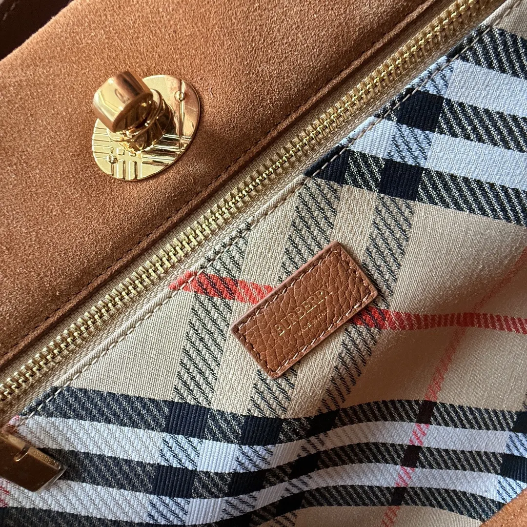 Burberry 米色 经过细腻打磨处理 呈现柔软觸感 托特包 大容量托特款(數字9) Burberry 米色 经过细腻打磨处理 呈现柔软觸感 托特包 大容量托特款(數字9)