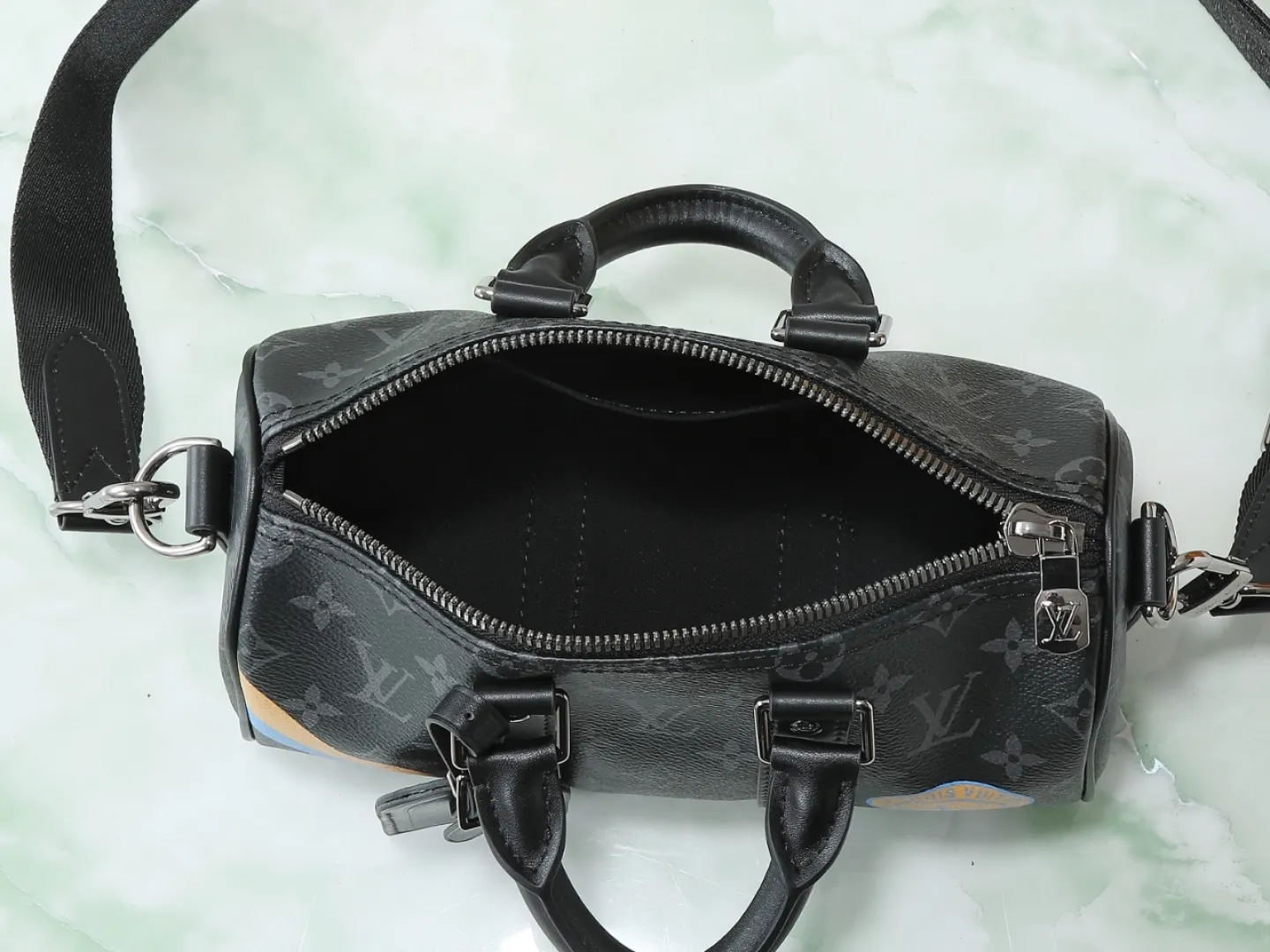 LV Keepall travel bag, large capacity travel model Image 8 LV Keepall travel bag, large capacity travel model Image 8