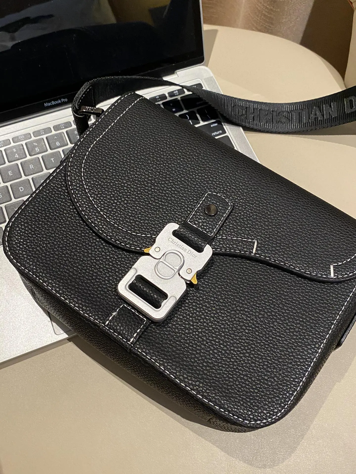 Dior Lady Dior 黑色皮革翻盖斜挎包 银扣通勤
