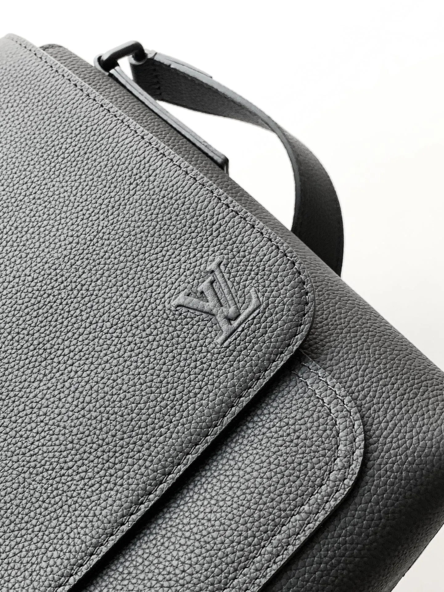 LV Black Embossed Chain Crossbody Bag Image 5 LV Black Embossed Chain Crossbody Bag Image 5