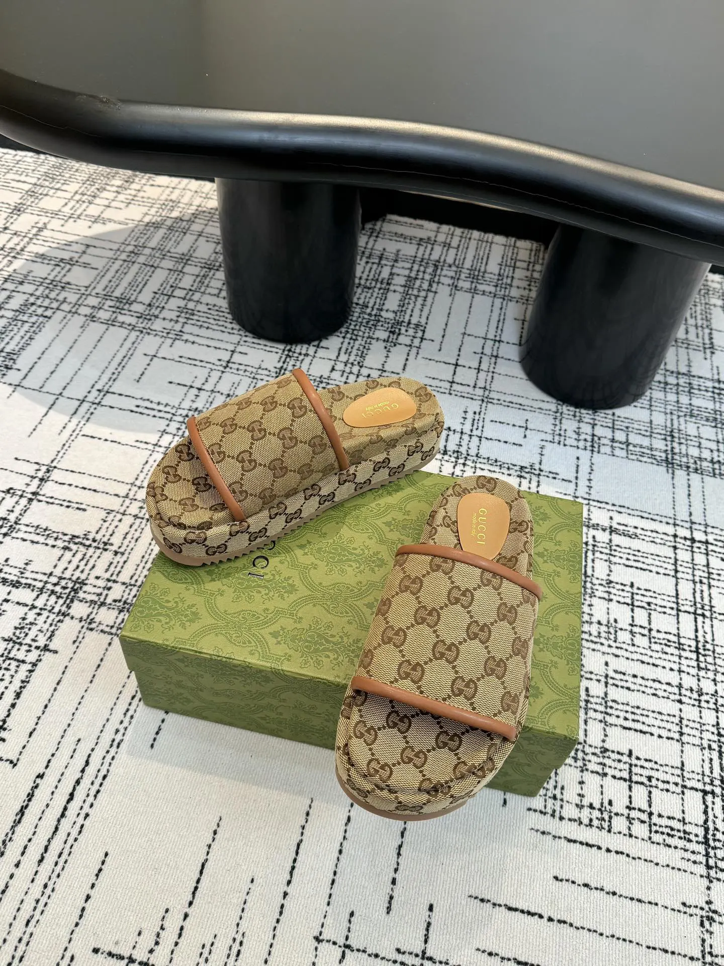 Gucci GG老花平底拖鞋 棕色休闲款