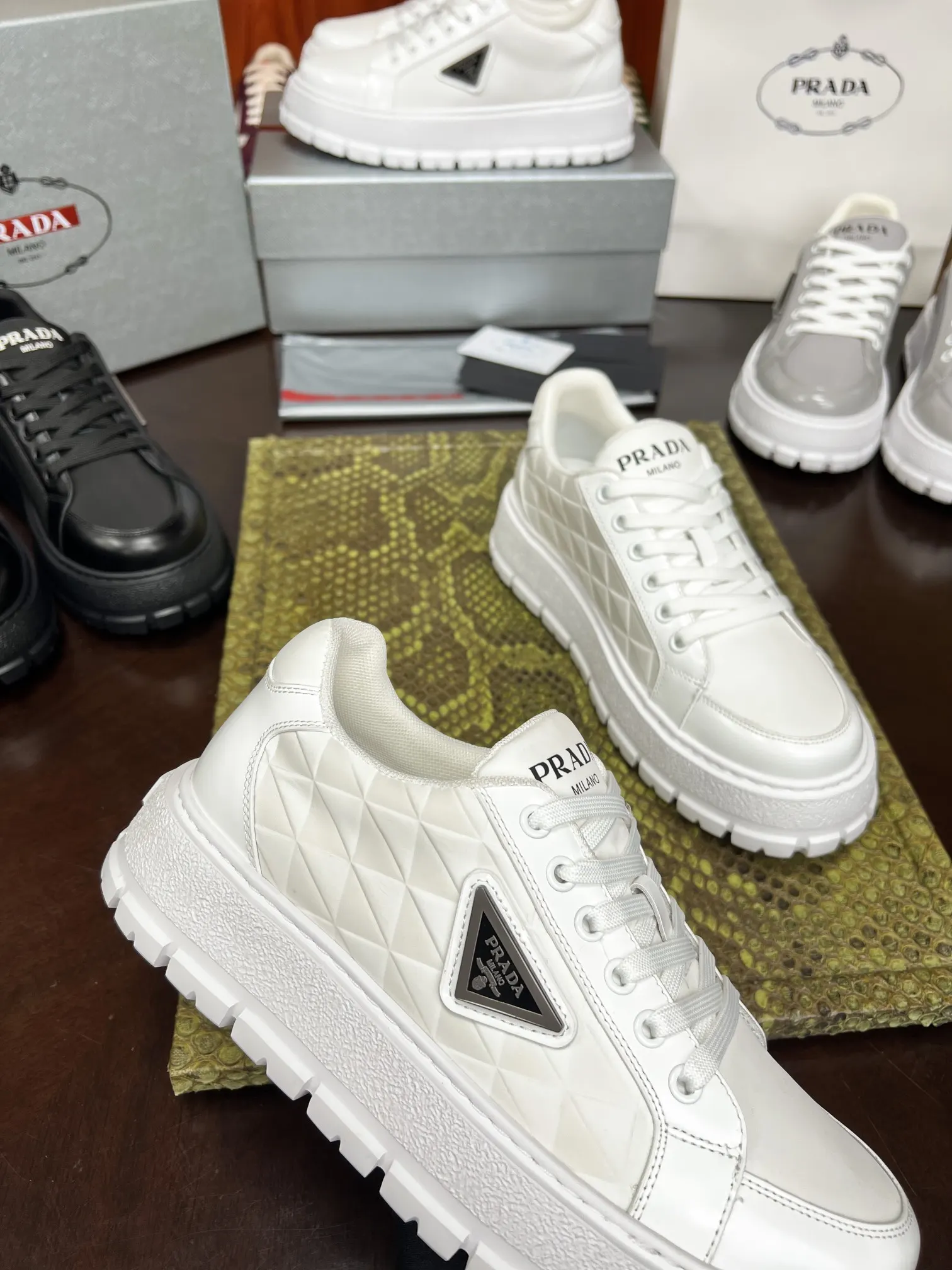 PRADA 牛皮 休闲鞋 舒适百搭款