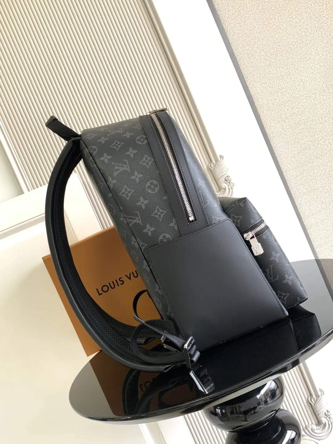 帆布 外袋 拉链前袋和开口侧袋方便取放物品 内袋确保收納井 雙肩包 实用雙肩款