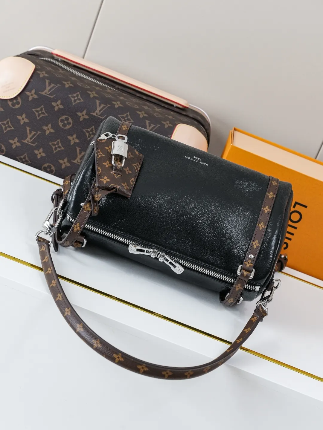 LV 牛皮 内衬点缀标志性 Mo图案 手提包 通勤手提款