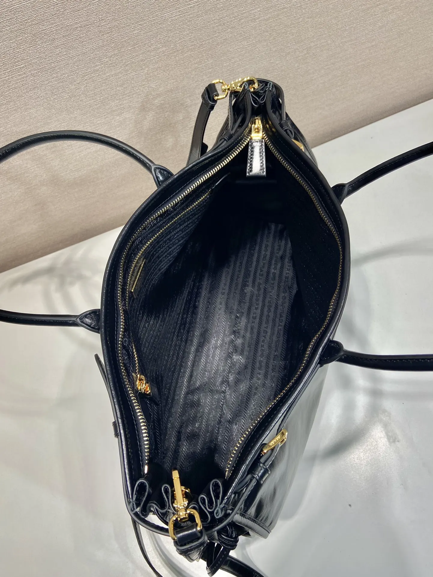 Prada 斜挎包