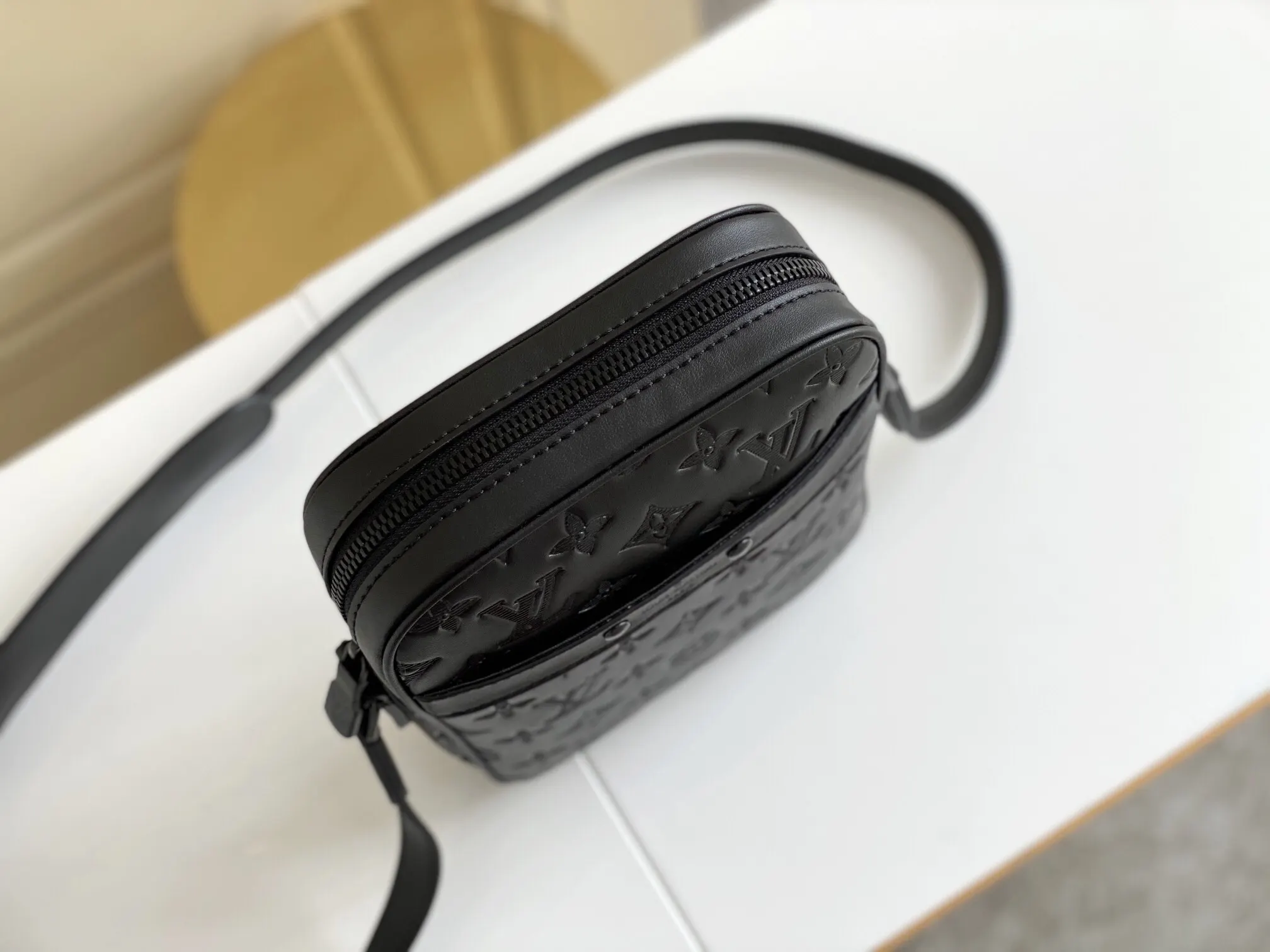 LV 黑色压纹竖款斜挎包 休闲小包款｜ORBUYBAG 岚奢包高端时尚精品
