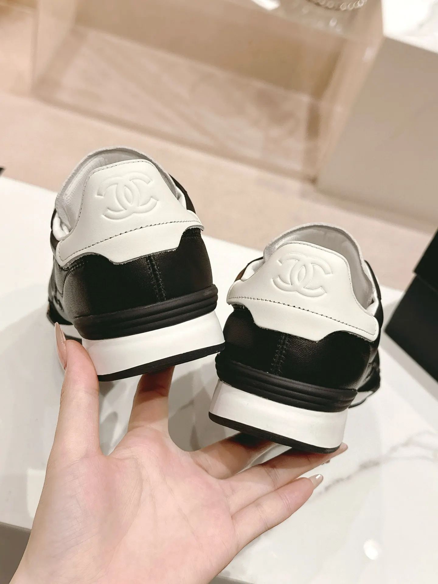 CHANEL 黑白拼色羊皮休闲鞋 厚底低帮款