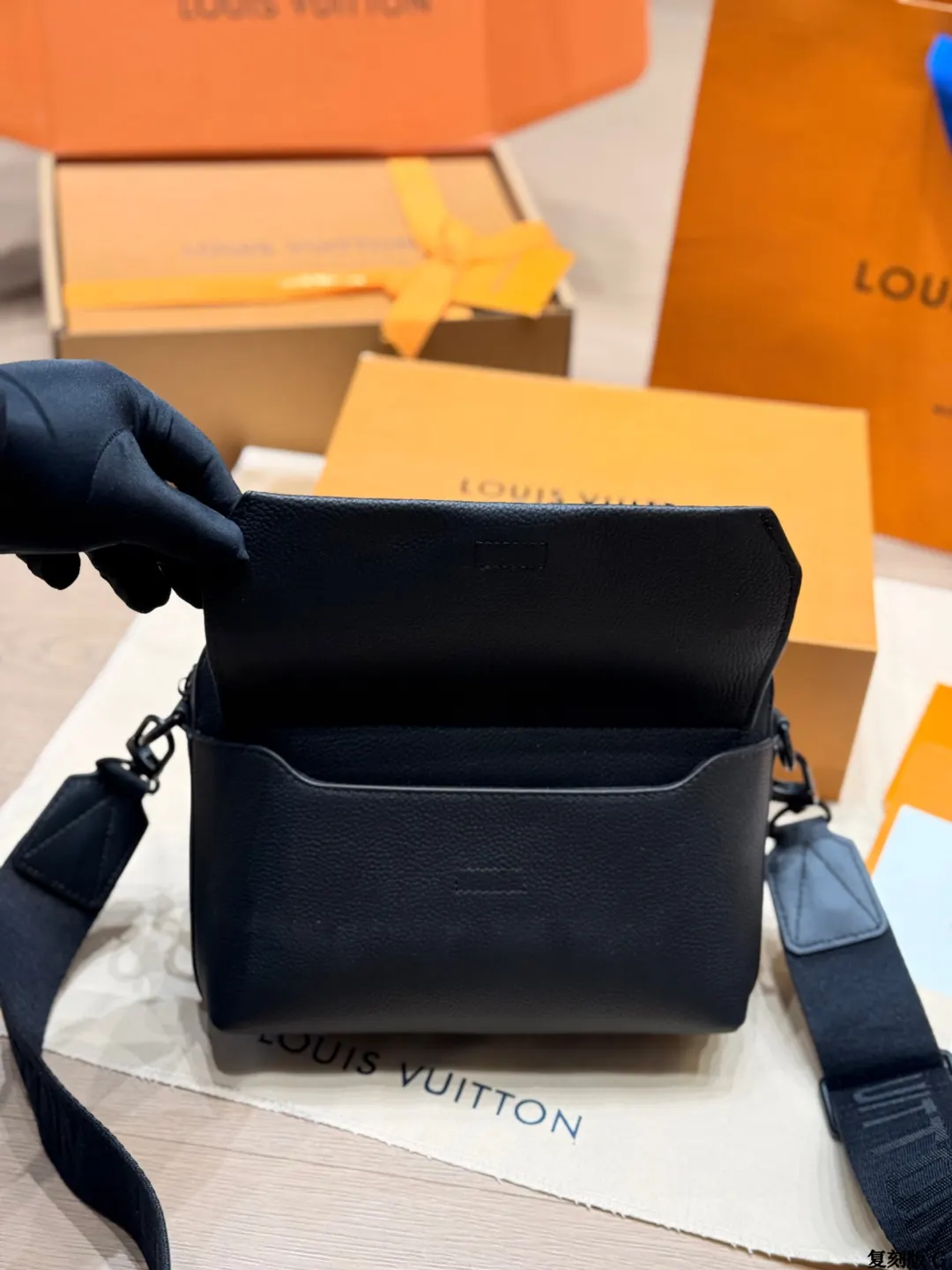 LV 黑色 老花 牛皮 版 牛皮 Fastline邮差包​​ Fas 收纳包 旅行收纳款