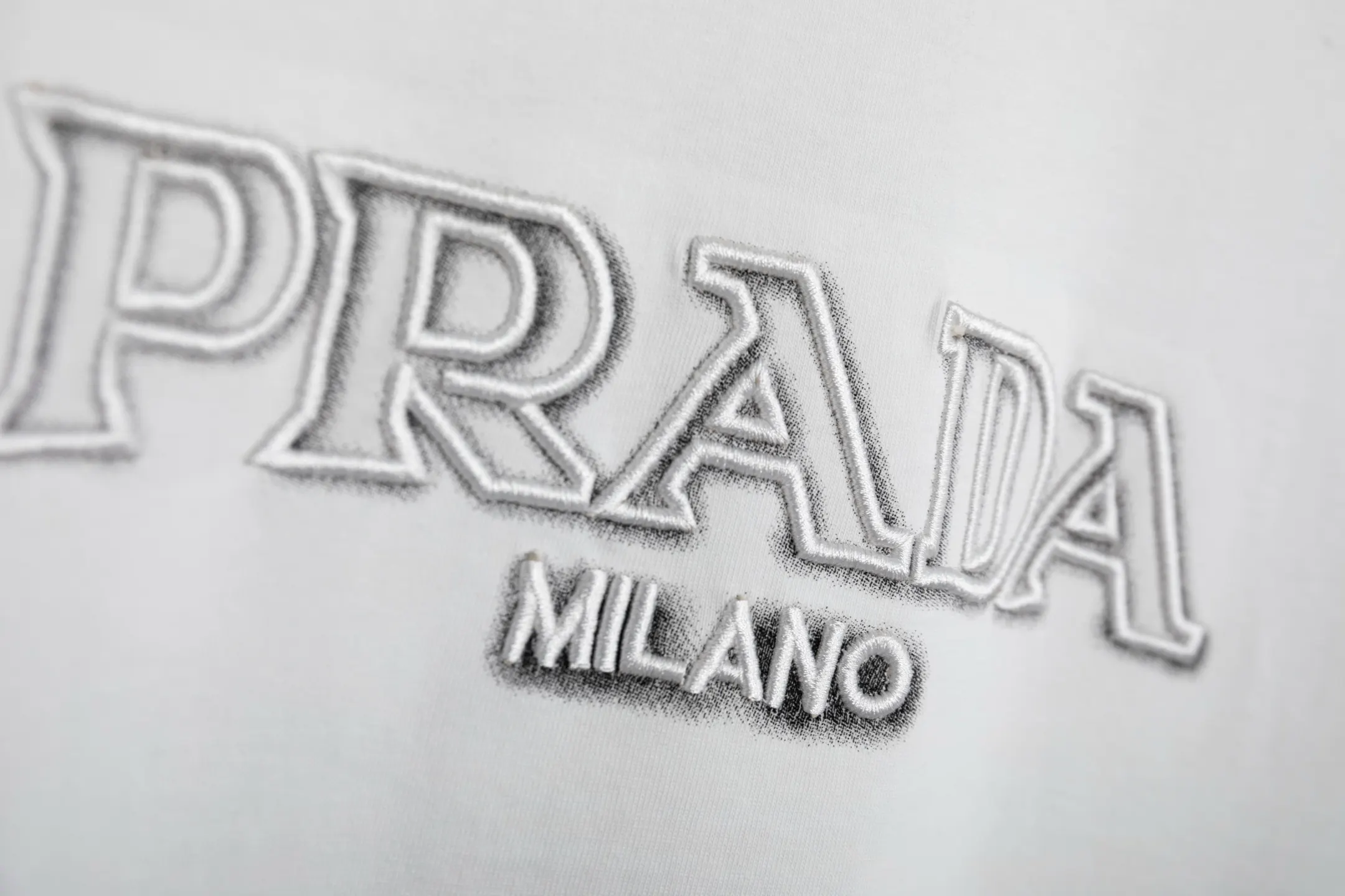 Prada 云雾立体字母刺绣 短袖T恤 高克重休闲