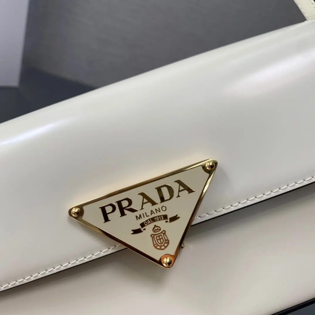 Prada 牛皮 三角标 斜挎包