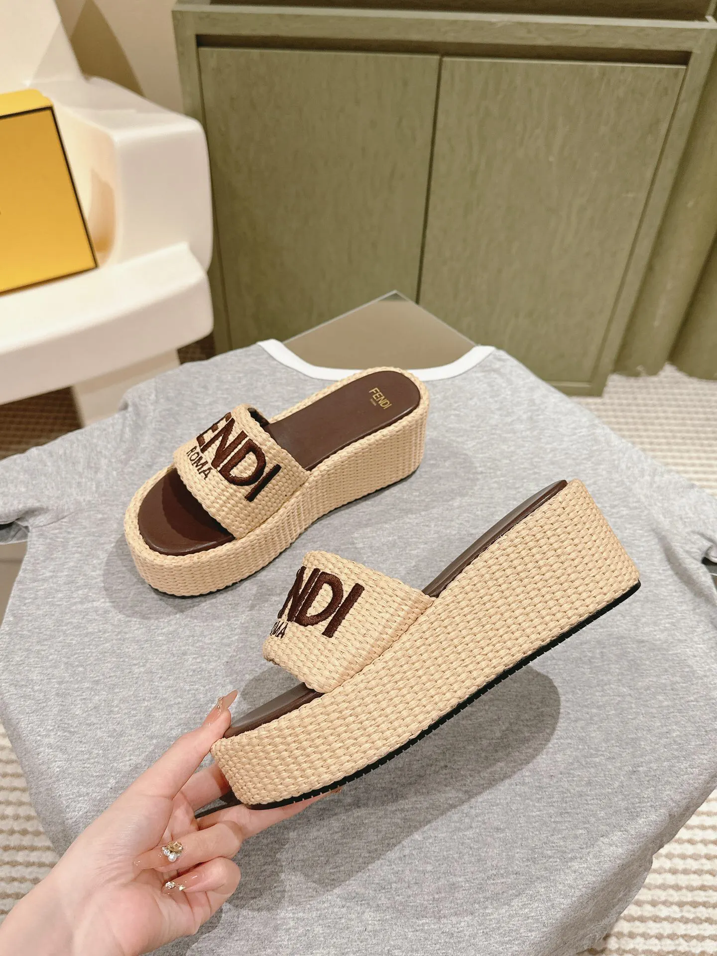 Fendi 厚底 拖鞋 轻便舒適款(數字2) Fendi 厚底 拖鞋 轻便舒適款(數字2)