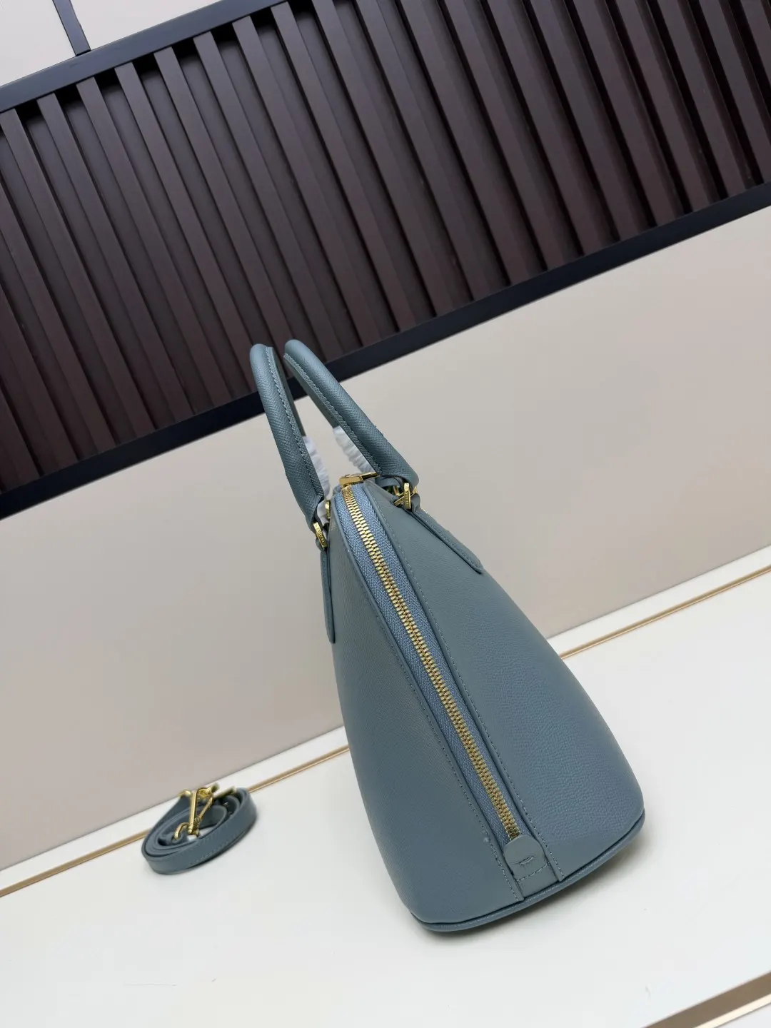 Prada Saffiano 十字纹牛皮 Logo 手提包