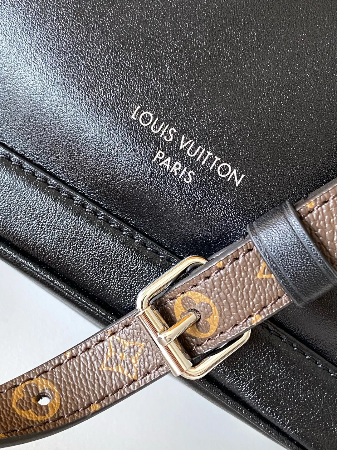 LV 羊皮 Circle 滑动装饰方便调节开口 拉链前袋可随心收 收纳包 旅行收纳款