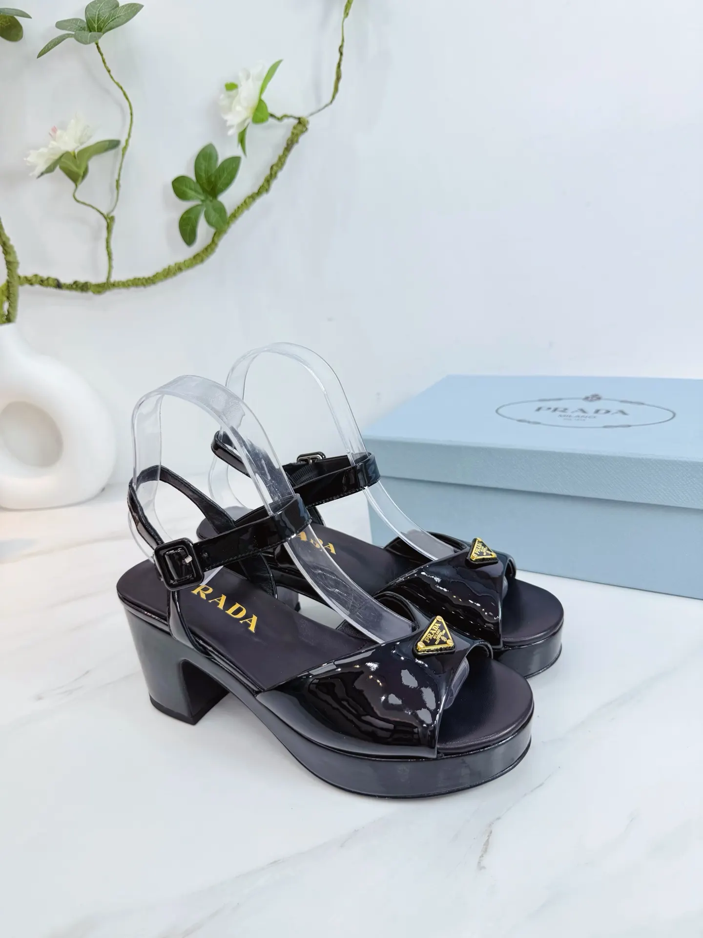 Prada 羊皮 漆皮 休闲鞋 舒适