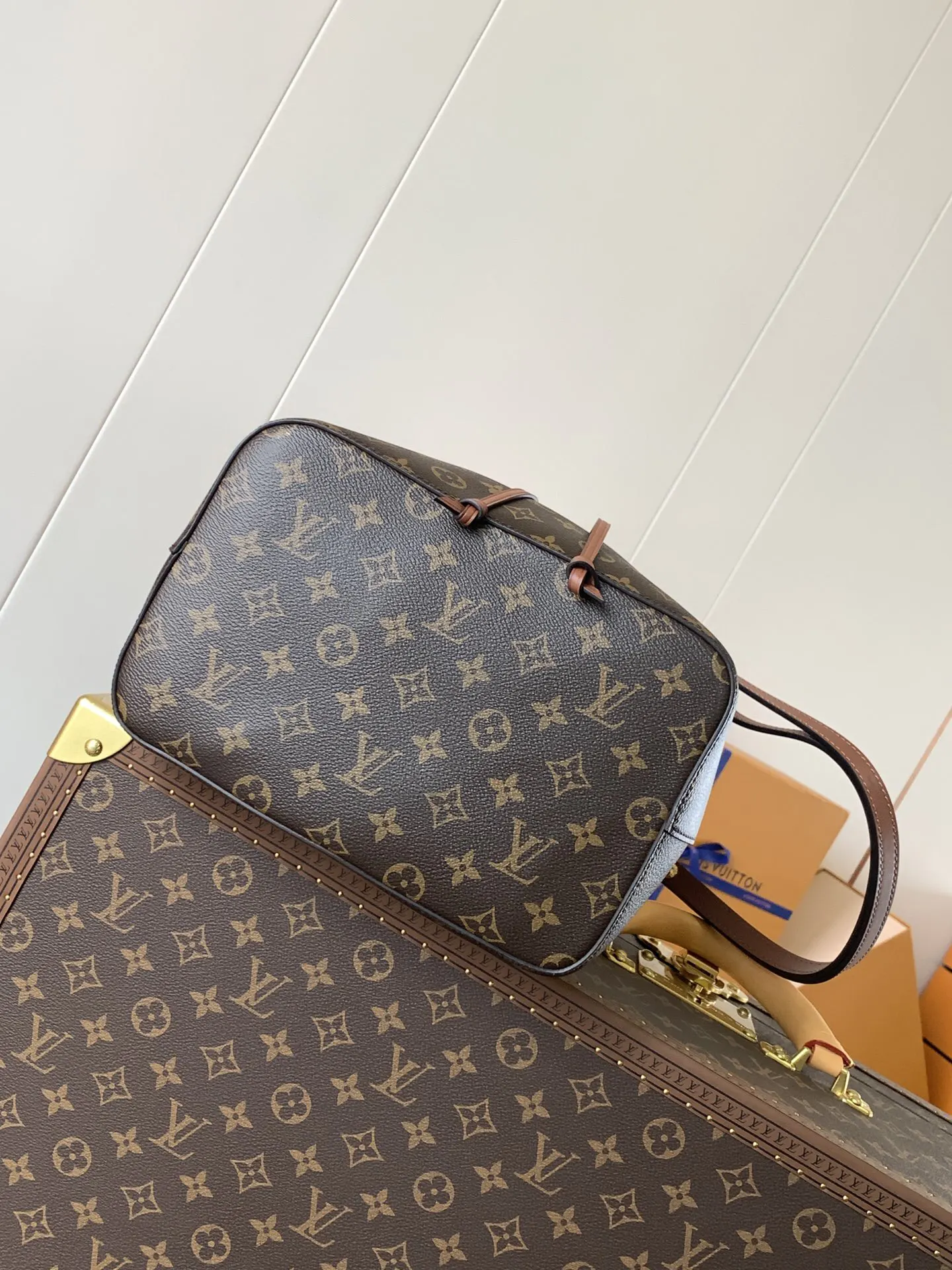 LV 牛皮 Mo涂层帆布一光滑牛皮饰边一超细纤维内 水桶包 休閒水桶款