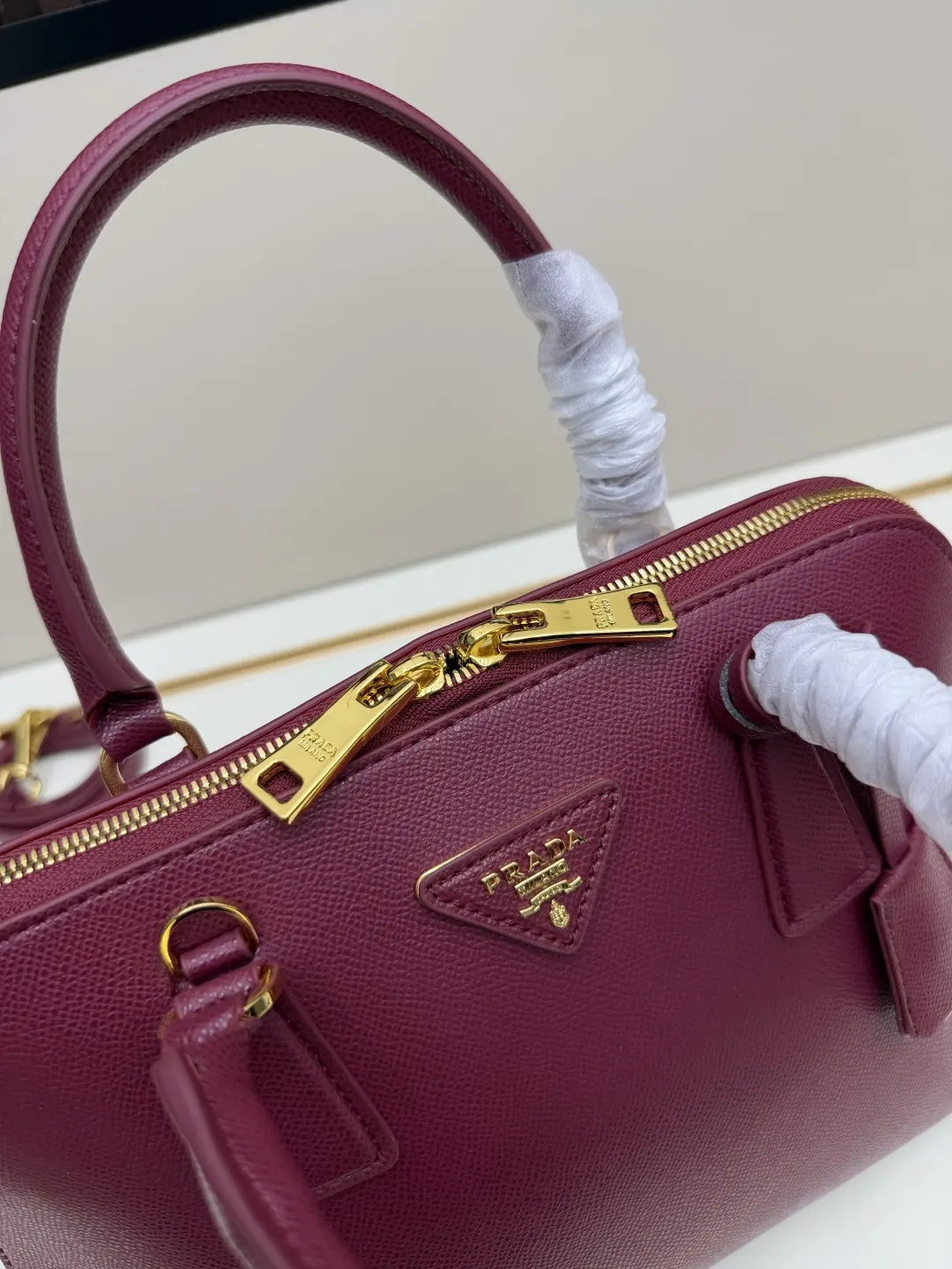 Prada Saffiano 十字纹牛皮 Logo 手提包